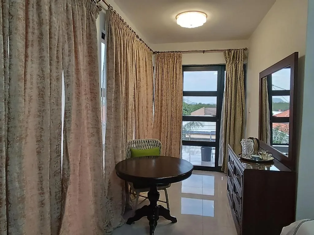 Executive Room 7 sitting and dining area