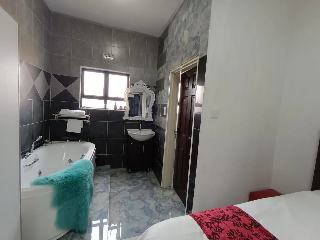 Standard Room 6 bathroom