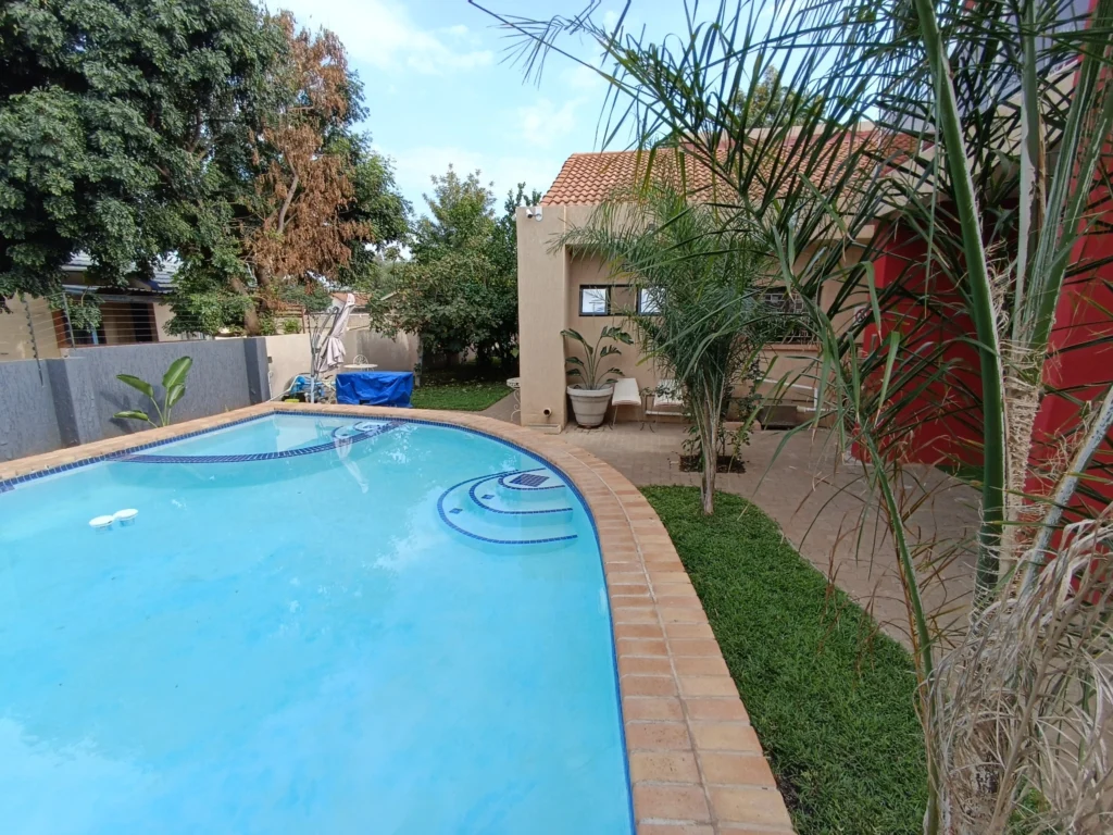 Manasseh Guest House Swimming Pool